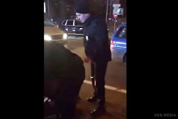 Поліцейськими, які не дали водієві надіти штани, зайнялася прокуратура (відео). Відкрито кримінальну виробництво за фактом перевищення повноважень