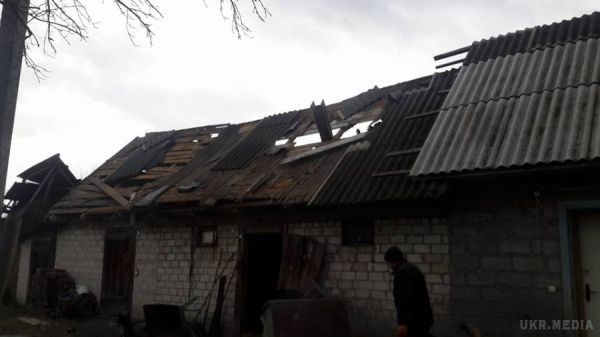 Негода. На Львівщині ураган ламає дерева і зриває дахи з будинків (фото). Також негода вирує у Волинській та Рівненській областях.