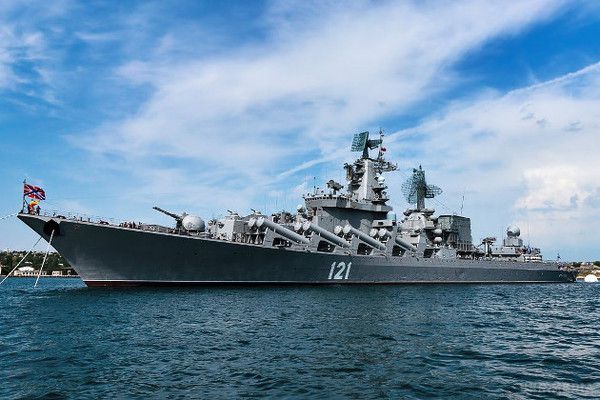 Турецькі підводні човни оточили крейсер "Москва" . За словами представників ВМФ Росії, турецьких підводних човнів неподалік від крейсера знаходиться, як мінімум, дві.
