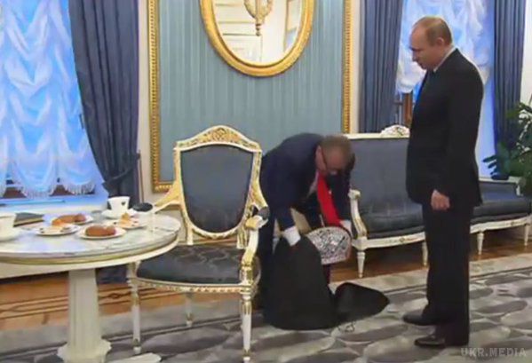 Путіна сьогодні ледь не коронували . Церемонія "коронування" відбувалася між російським президентом і гумористом Хазановим.