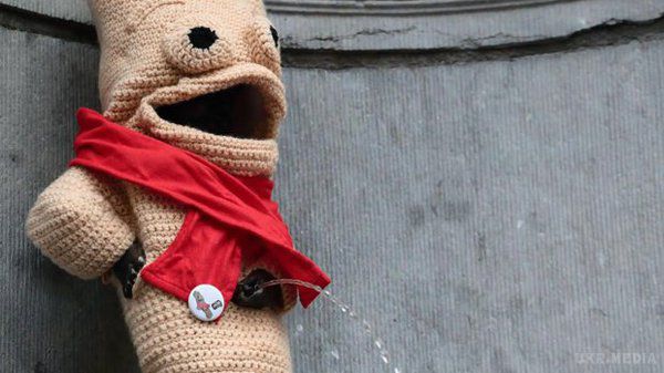 Брюссельський хлопчик, що пісяє, вирядився з нагоди Дня боротьби зі СНІДом. У світі відзначають День боротьби зі СНІДом