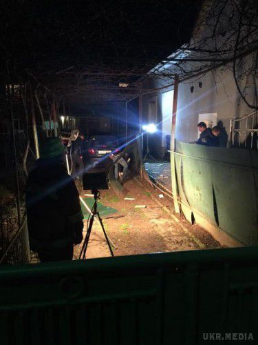 В Ужгороді вночі прогримів потужний вибух. На місці події працюють міліціонери та рятувальники. Очевидці розповідають, що чують сильний запах газу.
