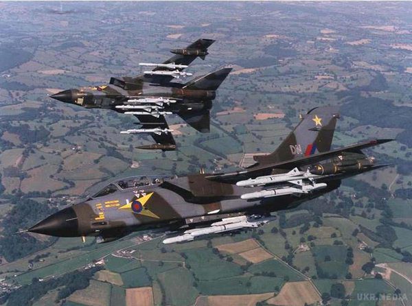 Великобританія завдала перші авіаудари по "ІДІЛ". Літаки британських ВПС вилетіли для нанесення ударів по "ІДІЛ" в Сирії.