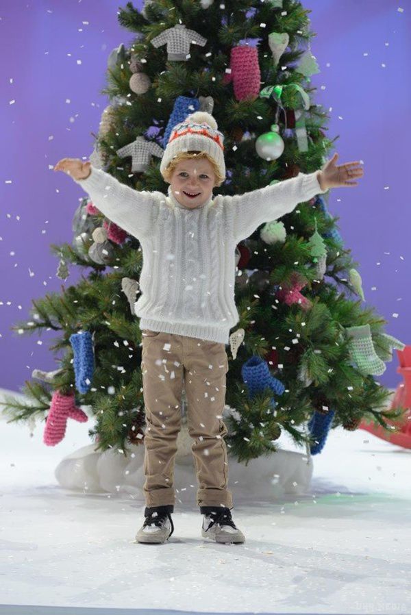 У різдвяній телеказці Тіна Кароль зіграє себе, а її сином стане переможець "Маленьких гігантів" (фото). Телеканали активно готуються до новорічних свят. На "1+1", наприклад, задумали музичний фільм "Різдвяна історія з Тіною Кароль", зйомки якого зараз йдуть повним ходом.