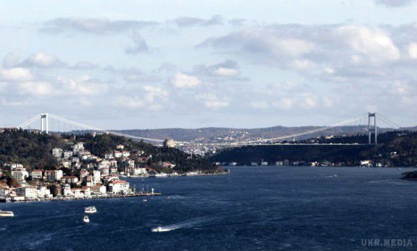 Військові РФ не можуть покинути Сирію - Туреччина блокує Босфор. Влада Туреччини ускладнили прохід кораблів військово-морського флоту РФ через протоку Босфор, у зв'язку з чим російські військові не можуть покинути Сирію.
