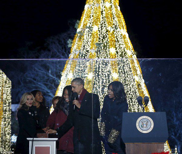 Модний Обама з родиною запалив головну ялинку США: яскравий фоторепортаж. Глава США Барак Обама запалив вогні на головній ялинці країни біля Білого дому у Вашингтоні.