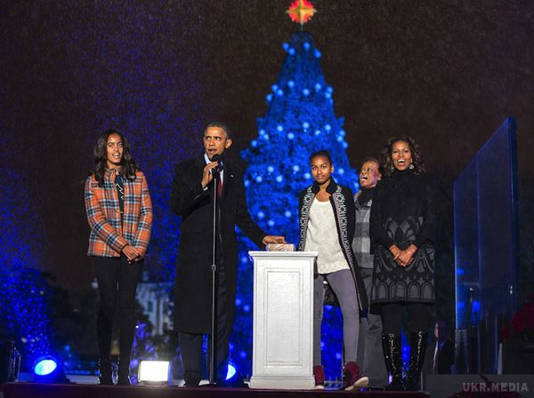 Модний Обама з родиною запалив головну ялинку США: яскравий фоторепортаж. Глава США Барак Обама запалив вогні на головній ялинці країни біля Білого дому у Вашингтоні.