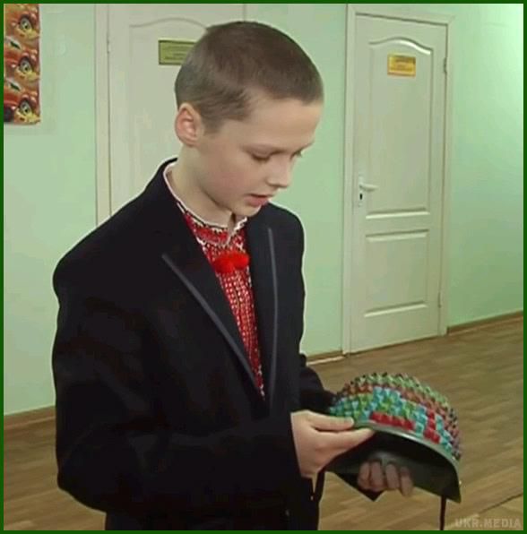  Школяр-винахідник розробив каску, яку не беруть кулі. Хлопчик сподівається, що його роботу високо оцінять українські бійці.