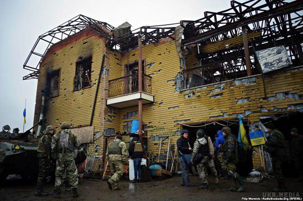 Селище-привид. Журналісти показали на що перетворилися колись багаті Піски. У зруйнованих будинках "оселилися" українські військові.