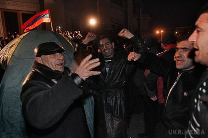  В Єревані розпочався мітинг опозиції. У центрі Єревану на площі Свободи почався мітинг опозиції, що виступає проти проведення конституційної реформи. 