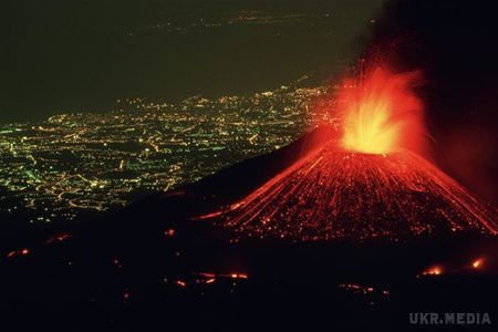 Вогняне шоу від вулкана Етна (відео). Жителі Сицилії насолодилися фаєр-шоу природного походження в четвер, 3 грудня. 