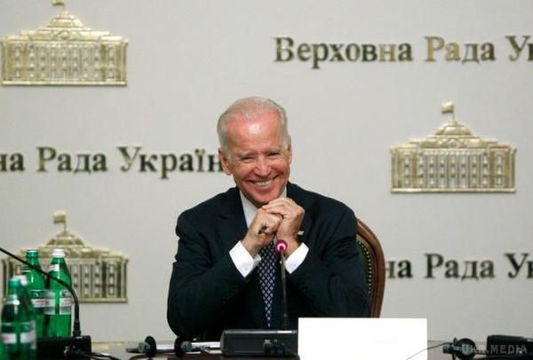 Віцe-президeнт Сполучених Штатiв Джозeф Байден розповів, як повернути мир до України. Політик закликав дотримуватися мінських домовленностей.
