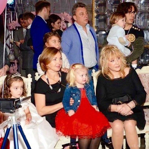Кіркоров показав дітей Пугачової і Галкіна (фото). Зіркова пара Алла Пугачова і Максим Галкін прийшли на день народження доньки Філіпа Кіркорова разом з дітьми.