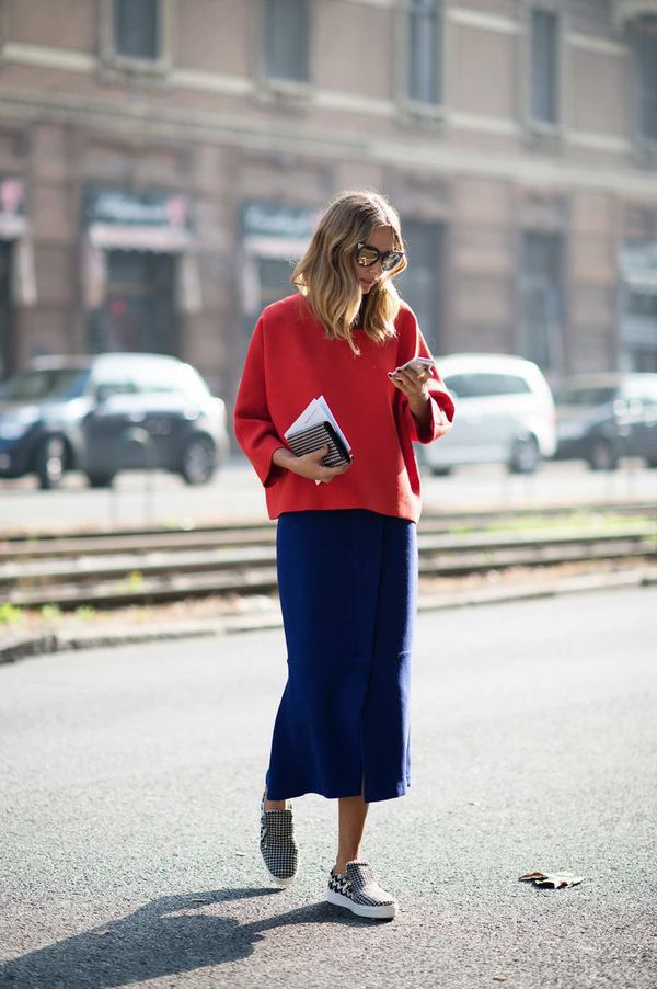 Street style: модні спідниці 2015/16 ( фото). В цілому в моді спідниці довжини міді – від коліна до щиколоток, з найрізноманітніших матеріалів, але особливо можна виділити спідниці з якісного трикотажу , щільного деніму і замші.