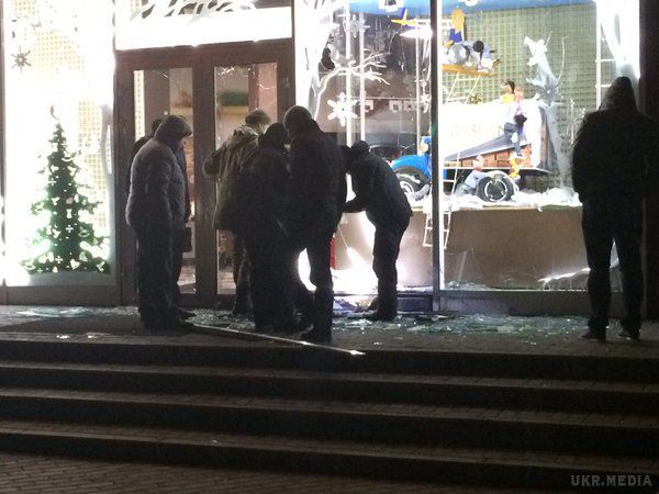 У Харкові біля магазину Roshen прогримів вибух. В магазині Roshen в ТРЦ Дафі в результаті вибуху вибито шибки вітрин.
