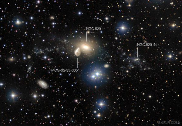 Дуже Великий Телескоп зняв наслідки космічного зіткнення (фото). Серед "осколків" краху розташувалася молода карликова галактика.