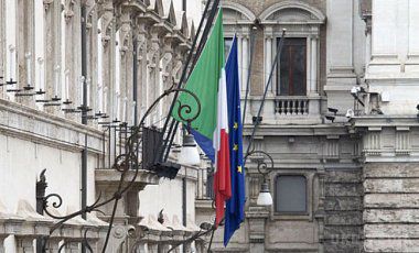 Італія гальмує продовження санкцій ЄС проти Росії. За словами прес-секретаря представництва Італії в ЄС, офіційний Рим закликає "провести детальні обговорення" продовження санкцій Євросоюзу