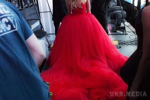 Віра Брежнєва виступила на «Пісні року» в сукні за ціною елітної іномарки (фото). Гарне червоне плаття, на яке пішло 150 метрів тканини, популярна співачка одягла на телефестиваль «Пісня року-2015».
