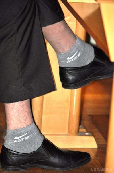 У Закарпатті депутат став "героєм дня" через вбрання. Один з депутатів Закарпатської обласної ради прийшов на чергове засідання у чорному костюмі в поєднанні коротких спортивних шкарпеток.