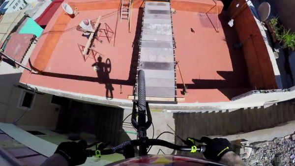 Велосипедист-екстремал прокотився по дахах міста на Канарах (відео). Його поїздка закінчилася у море.