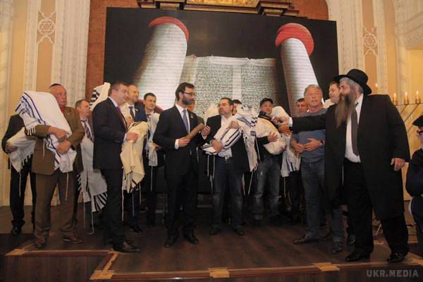 Українські політики радісно святкували Хануку (фото). Політична еліта України об'єдналася на святкуванні Хануки в головній синагозі країни.