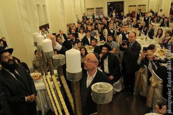 Українські політики радісно святкували Хануку (фото). Політична еліта України об'єдналася на святкуванні Хануки в головній синагозі країни.