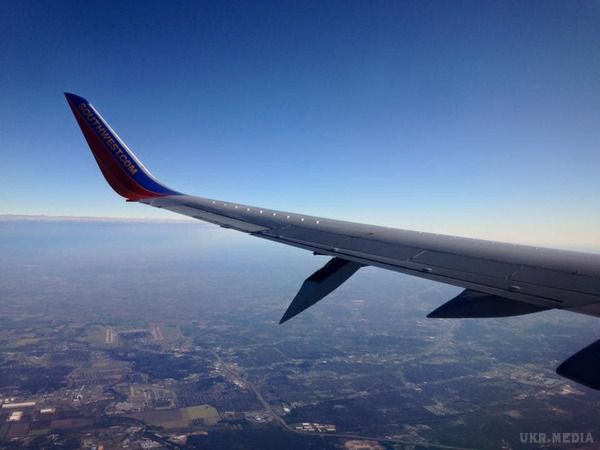 У повітрі в пасажирського літака відпала частина  крила. Літак авіакомпанії Southwest Airlines здійснив аварійну посадку в аеропорту американського міста Сан-Антоніо (штат Техас)