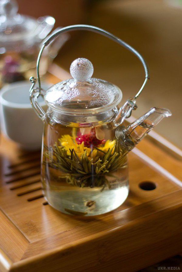 Як впливає на здоров'я зелений і чорний чай. Щороку 15 грудня в усіх країнах, що утримують статус провідних світових виробників чаю, відзначається Міжнародний день чаю. 
