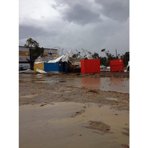 Торнадо в Австралії перевертав автомобілі і зривав дахи (фото). У Сіднеї падав град величиною з куряче яйце.