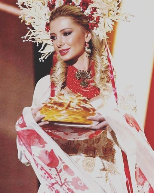 "Міс Всесвіт - 2015»: українка показала розкішний національний костюм (фото). Ще один важливий аксесуар - коровай - для Ганни Вергельської спекла етнічна українка, яка живе у США.