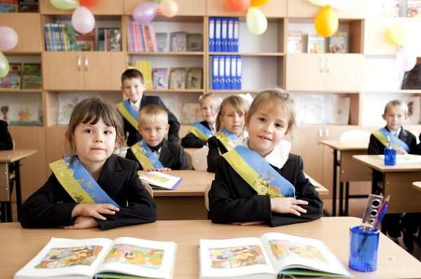У київській школі мовний скандал: утискають українську мову. Діти, в яких рідна мова - українська, часто відчувають себе іноземцями поруч з російськомовними вчителями.