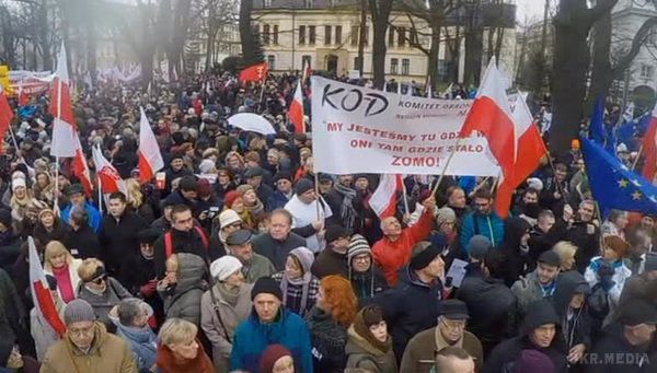 У більш ніж в 20 містах Польщі пройшли антиурядові мітинги. У суботу, 19 грудня, тисячі поляків вийшли на вулиці в рамках акції протесту проти політики нового правоконсервативного уряду країни.