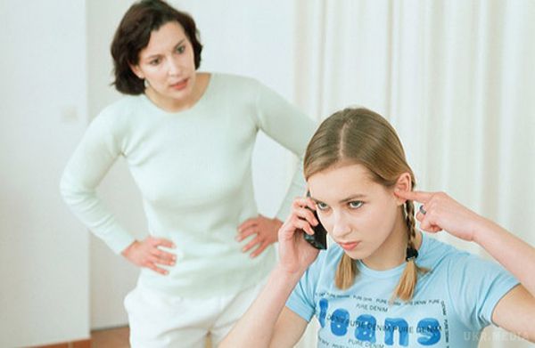 Причина поганої поведінки підлітків. Відсутність батьківського піклування в дитинстві робить їх агресивними і безвідповідальними.