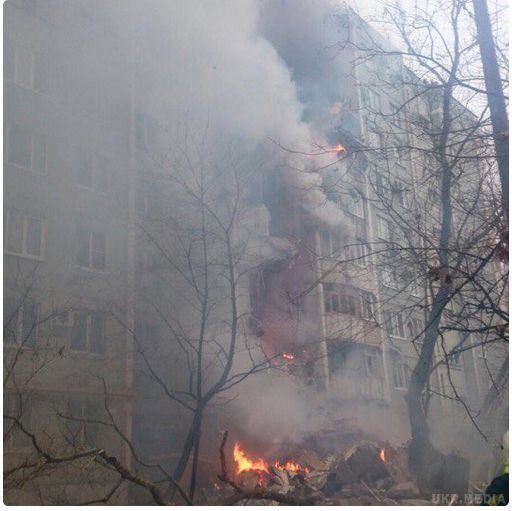 У Росії вибух газу зруйнував багатоповерховий будинок (фото, відео). В результаті обрушився під'їзд з першого по дев'ятий поверх