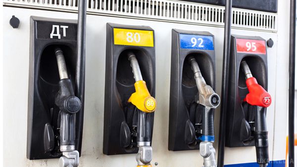 За кого в Україні не бачити дешевого бензину-експерти . У 2016 року ціни на нафту продовжать падати, проте відповідного зниження вартості бензину в Україні спостерігатися не буде. 