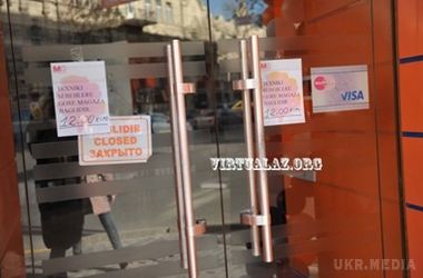  Азербайджан. Почалася валютна паніка: перестали працювати магазини. Центральний банк Азербайджану оголосив про перехід на плаваючий курс маната