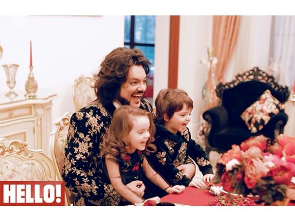 У новорічній фотосесії знявся з дітьми Філіп Кіркоров (фото). Російський естрадний співак Філіп Кіркоров взяв участь у новорічній фотосесії у своєму заміському будинку.