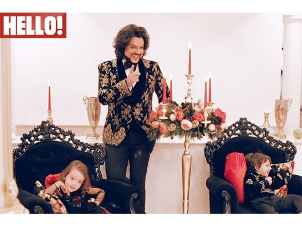 У новорічній фотосесії знявся з дітьми Філіп Кіркоров (фото). Російський естрадний співак Філіп Кіркоров взяв участь у новорічній фотосесії у своєму заміському будинку.