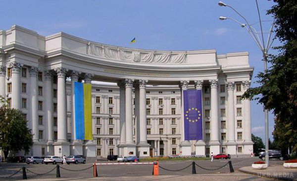 Сьогодні День дипломатичної служби України. В цей день в Україні щорічно відзначається День працівників дипломатичної служби, встановлений Указом Президента від 21.11.05 № 1639/2005.