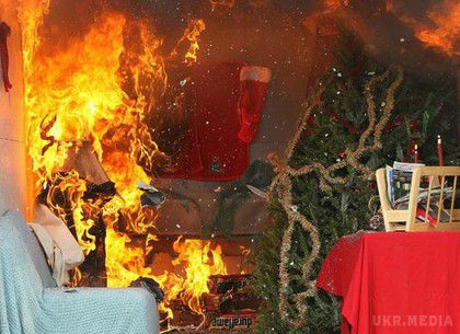 Свічки, гарячі гірлянди, отруйні ялинки та іграшки-вбивці: правила безпеки на Новий рік. Рятувальники радять батькам не залишати без нагляду дітей у кімнаті, де стоїть ялинка