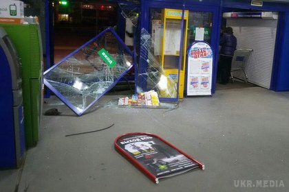 У Воронежі  водій-екстремал проїхав крізь гіпермаркет, протаранивши двері.  Невідомий в*їхав на автомобілі в гіпермаркет, проїхав його наскрізь і виїхав через протилежні двері