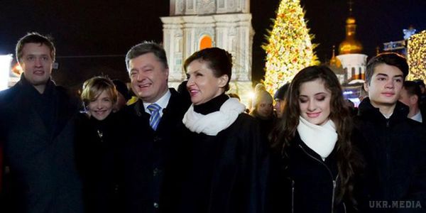 Президентська родина відвідала новорічний ярмарок (фото). Президент поспілкувався на ярмарку з людьми і привітав їх з наступаючим Новим роком.