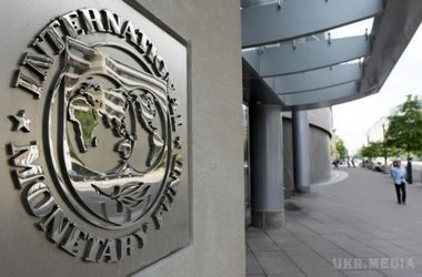 МВФ і Україна переглянуть програму співпраці. Графік виплати наступних траншів кредиту Міжнародного валютного фонду ( МВФ ) в 2016 році планується переглянути, оскільки Україна так і не отримала очікувані до кінця 2015 року третій і четвертий транші по $1,7 млрд. 