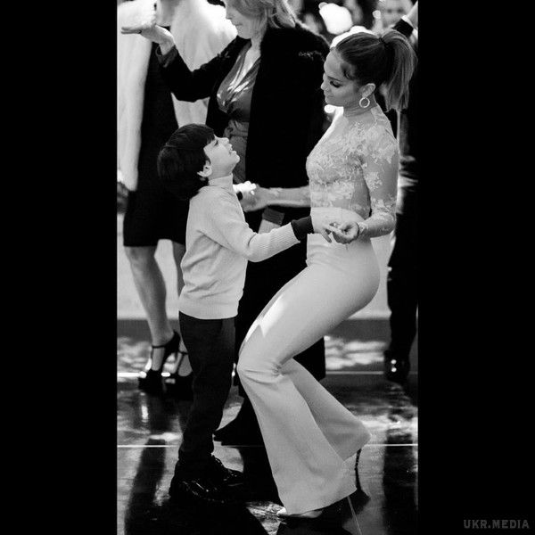 Відома співачка і актриса Дженніфер Лопес станцювала зі своїми дітьми. 46-популярна американська співачка Дженніфер Лопес показала підрослих дітей.