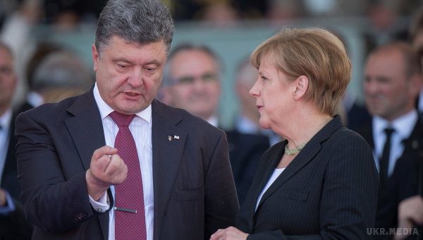  Позиції перед переговорами "нормандської четвірки" обговорили Порошенко і Меркель. Петро Порошенко і Ангела Меркель скоординували позиції напередодні переговорів лідерів "нормандського формату".