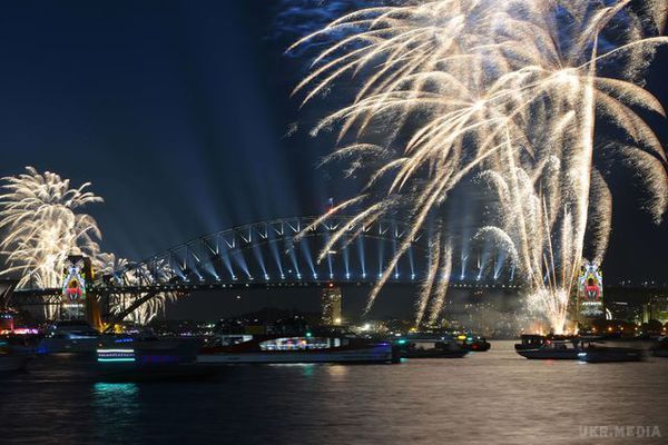 З Новим роком! Австралія і Нова Зеландія зустріли Новий рік барвистими феєрверками (фото). У Сіднеї можна було побачити різнокольоровий феєрверк у вигляді водоспаду, спадаючого з мосту Харбор Брідж