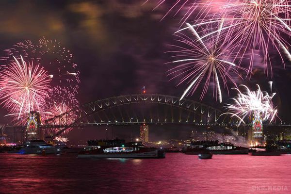 З Новим роком! Австралія і Нова Зеландія зустріли Новий рік барвистими феєрверками (фото). У Сіднеї можна було побачити різнокольоровий феєрверк у вигляді водоспаду, спадаючого з мосту Харбор Брідж