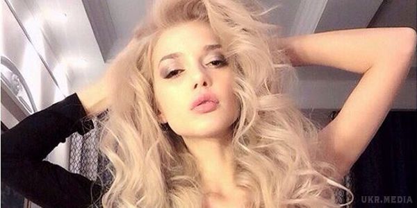 Чоловіків  відвертим знімком порадувала Еріка Герцег . Співачка сфотографувалася, сидячи на шпагаті в нижній білизні.