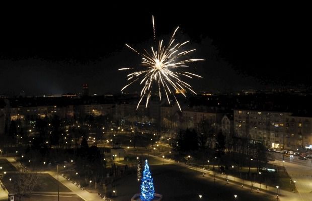 Як по всьому світу зустрічали Новий рік (фоторепортаж). Варто зазначити, що у багатьох містах світу Новий рік зустрічають барвистими шоу, а також феєрверками.
