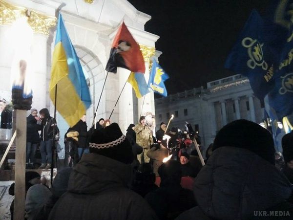 В Україні проходять ходи на честь Бандери. У Києві у смолоскипній ході взяли участь три тисячі осіб.